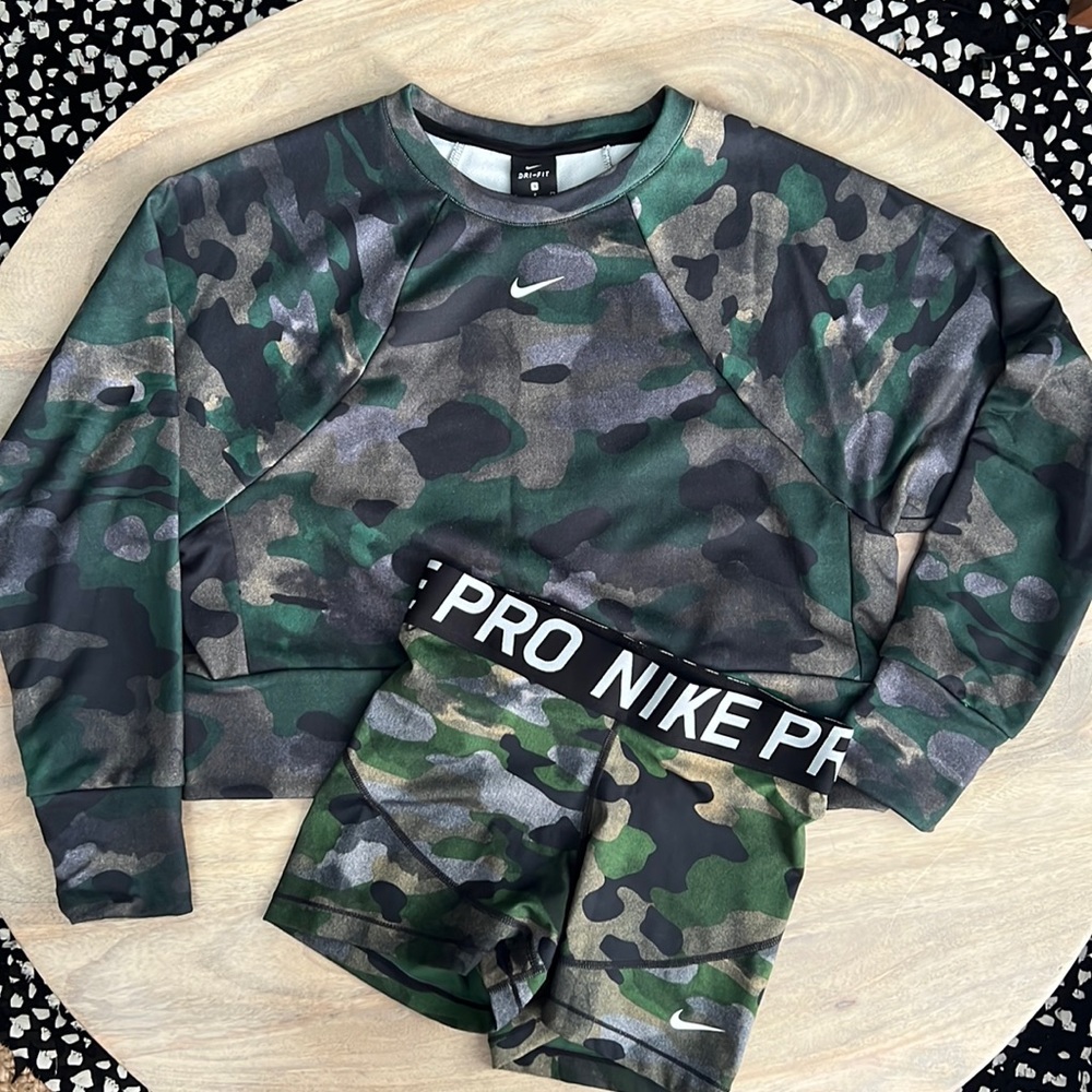 NIKE Set (Cropped Sweater/Shorts)
